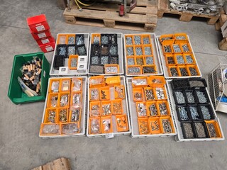 Bevestigingsmaterialen in 8 magazijnbakken. Mix, partij
